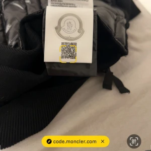 Moncler Cardigan Dam - Snygg svart Moncler Cardigan. Perfekt för dig som vill ha lite stil även på hösten och vintern.