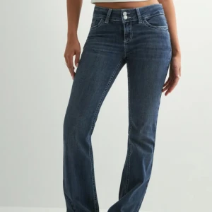 Blå bootcut jeans från Nelly - Mörkblå bootcut jeans från Nelly, använd fåtal gånger, storlek 36/normallängd, har inga tecken på användning  