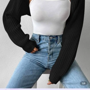 Ribbstickad axel kofta - Köptes från shein runt februari 2025 och för 189 kr (finns bevis!!)  har tagit på mig den bara 2-3 gånger och är helt ny, fråga för bild