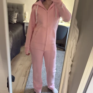 Russemerch set - Säljer koftan och byxorna, båda är i storlek xs. Säljer då de är för små, aldrig använt. Prislappen finns kvar. Jag är 161 cm lång och de är bra i längden.💞