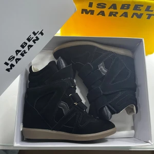 Svarta Isabel Marant Bekett - Säljer mina fina Bekett sneakers då dom tyvärr inte passar mina fötter. Storlek 38, endast använda utomhus fåtal gånger så är i mycket fint skick. Box och dustbag följer med. De är väldigt populära så först till kvarn☺️