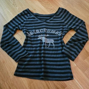 Abercrombie & fitch tröja - Söt randig top från Abercrombie 🖤 passar stl S💜