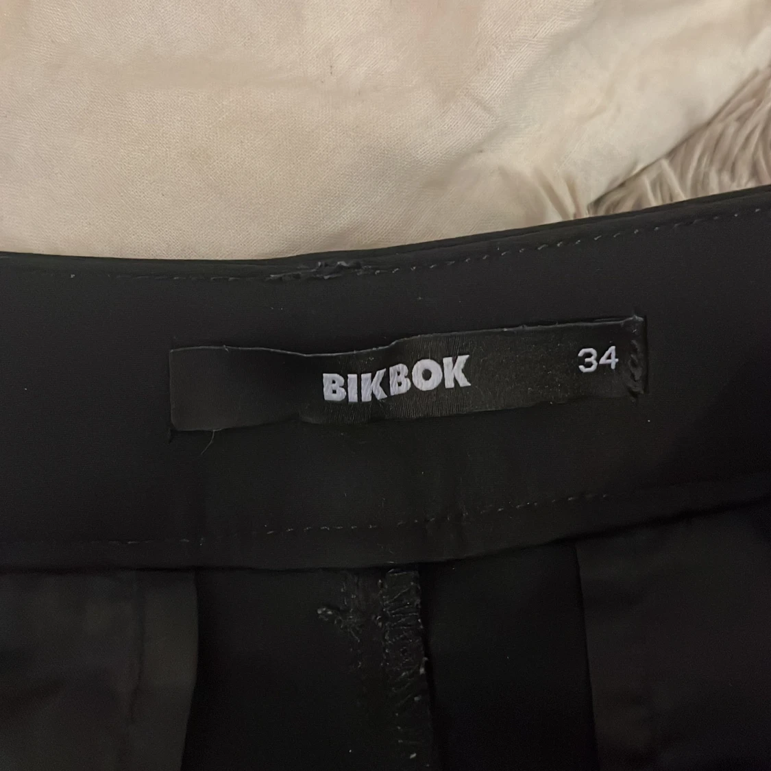 Svarta högmidjiga kostymbyxor från BikBok - 1