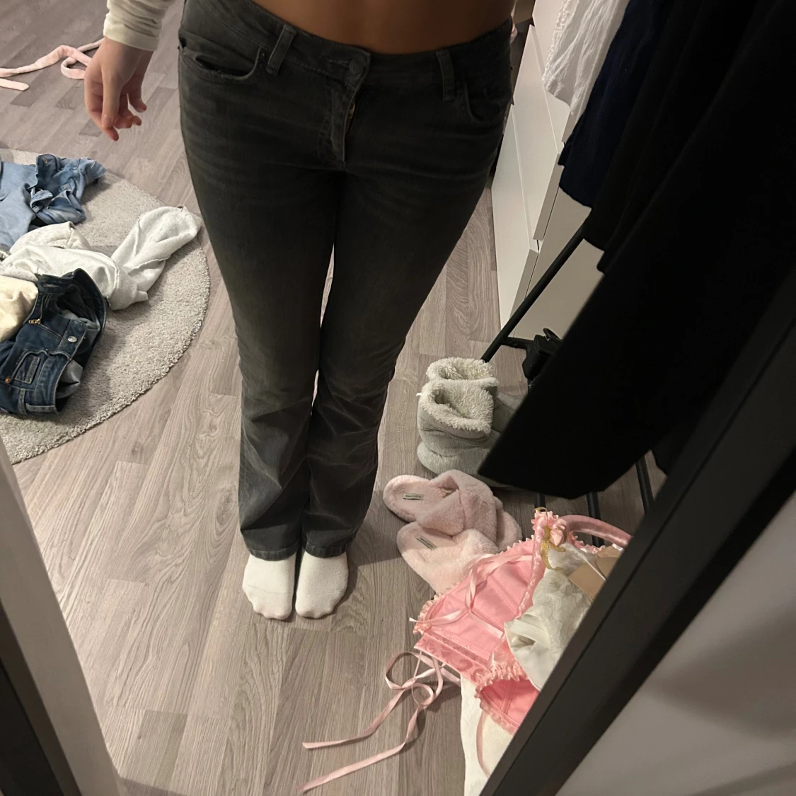 Grå bootcut jeans med låg midja