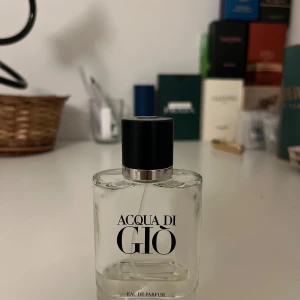 Acqua di Giò Eau de Parfum - Stilren parfym från Giorgio Armani med modern känsla. Perfekt för dig som vill ha en ikonisk doft i samlingen. Flaskan är enkel och snygg – passar perfekt på hyllan.