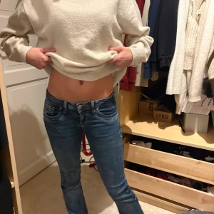 Blå lågmidjade jeans - Säljer ett par blå jeans med låg midja och klassisk femficksdesign. Jeansen har en snygg tvätt och smal passform, jeansen är bootcut längs benen. Perfekta för dig som gillar en modern och stilren look. Jeans från ltb knappt använda🤗