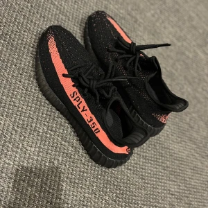 Yeezy 350 - Säljer mina Yeezy 350 då dem börjar bli för små , pris kan diskuteras 