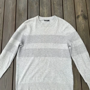 Grå stickad tröja från Theory - Säljer nu min gråa stickade tröja från dig Theory. En fin, tjock ulltröja som passar perfekt året runt men framförallt vinter och höst säsong. Har haft tröjan i ungefär två år och den är som ny! Kvaliten är otroligt bra, den har inte blivit det minsta nopprig under hela tiden jag ägt den. Nypris för tröjan ligger runt 2500-4000 men jag säljer den för endast 749 kronor!🙌