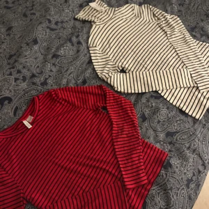 Två långärmade tröjor - Säljes tillsammans eller separat. Den randiga tröjan har prislappen kvar och är i strl S. den röda storlek L. Perfekt till halloween☺️(vill du bara ha en av dem är det bara att kontakta mig)