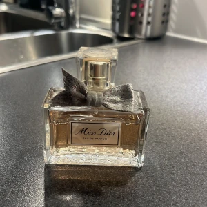 Miss Dior 50ml parfym - Miss Dior Eau de Parfum med elegant design och en söt rosett på flaskan. Fick i present av min kille i vintras men har tyvärr inte kommit till så mycket anvdäninh som den förtjänar. Jättefin god doft verkligen!!Volym som är kvar syns  på bildern