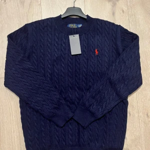 Ralph lauren stickad tröja - Säljer denna snygga stickade Ralph lauren tröjan. Storlek M