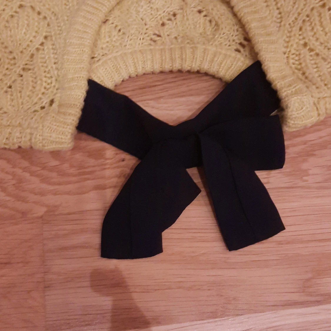 Gul stickad tröja med svart rosett - 1