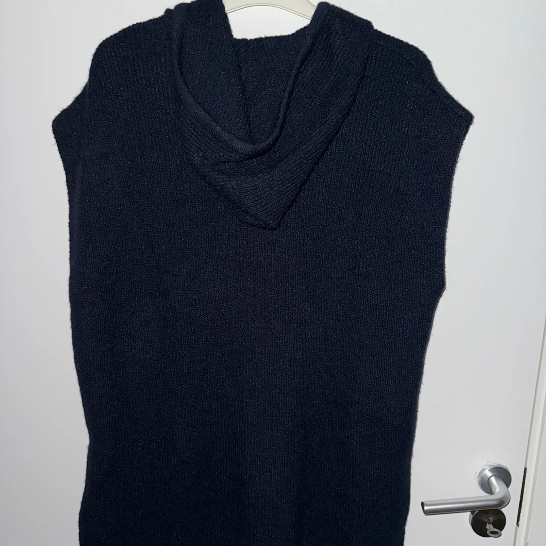 Stickad ärmlös tröja med luva - 3