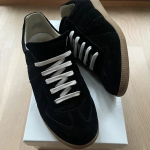 Maison Margiela GATS  - Säljer dessa full mocka MM GATS i all black colorway. Använda i cirka 2 månader och slitage finns. ☺️ Storlek 43! Kvitto finns! Bara att skriva vid minsta fundering!✌️