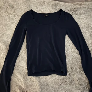 Gina Tricot långärmad t-shirt - Marinblå längärmad tröja, storlek S