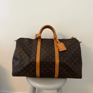 LV Keepall 50 - Storlek 50 Lv Keepall, väldigt bra vintage skick. Inga fläckar inuti eller dålig lukt grymt skick som sagt! Nycklar följer också med till låset som tillhör väskan. Hör av er vid frågor eller funderingar