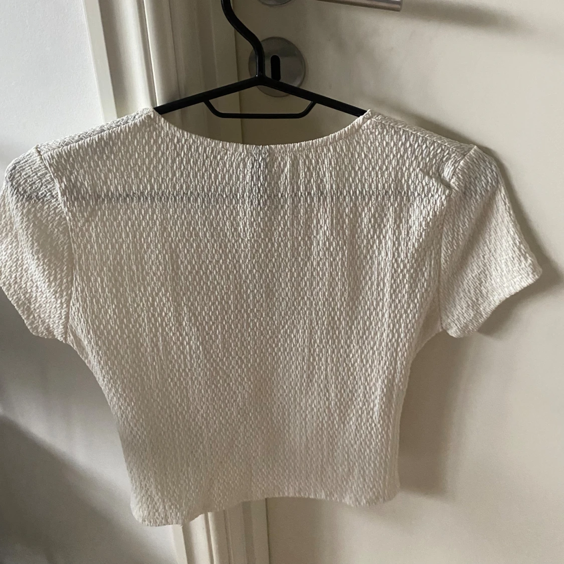 Vit croppad topp från Divided  - 1