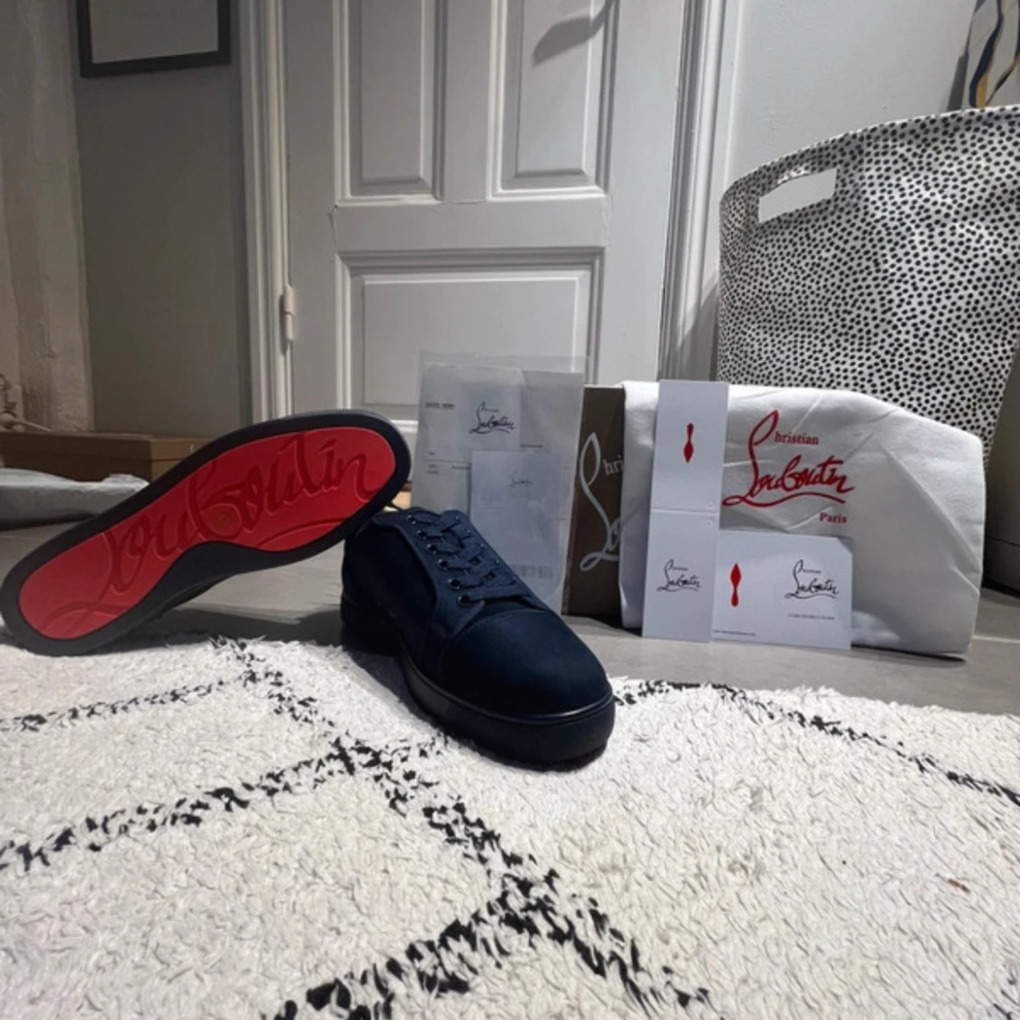 Mörkblå mocka sneakers från Louboutin