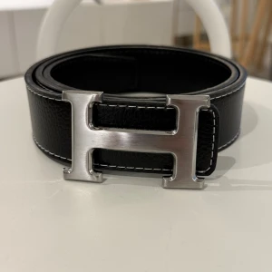 Svart bälte med grått spänne - Säljer ett snyggt svart bälte med bra kvalité. Det gråa spännet är riktigt schyst och du kan matcha in detta bälte med många outfits.