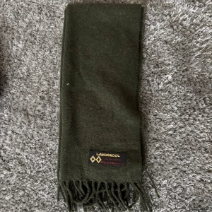 Halsduk i Lammull - Säljer denna mörkgröna halsduken gjord i lammull. Riktigt varm o go och passar perfekt nu mot vintern. Tveka inte vid frågor eller prisförslag🤝🪖.