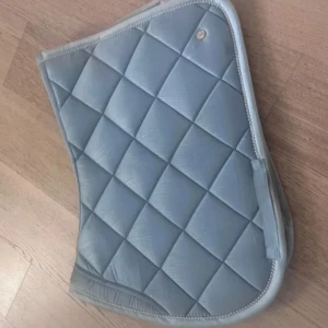 SS-23 series Ljusblått PS schabrak - Jätte fint schabrak från PS från deras spring series 2023. Storlek full. (GÅR EJ ATT KÖPA PÅ HEMSIDA ETC.)  Har använts fåtalet ggr då jag haft andra schabrak som jag tyckt om mer. Bättre bild går att fås. Ps of Swede 