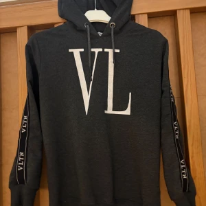 Valentino hoodie - Tjena! Säljer min valentino hoodie eftersom den nu är lite liten för mig, hoodien är är i storlek 164/170 som är som xs. Passar dig som vill utveckla din garderob och vara Grisch, snygg eller bara stilren! Mvh