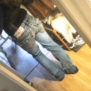 True Religion bootcut jeans, blå, stl 28 - True religion fet stitch, lågmidjade Innerbenslängd - ca 75cm Midjan tvärs över - ca37-38cm skriv för fler bilder osv💗