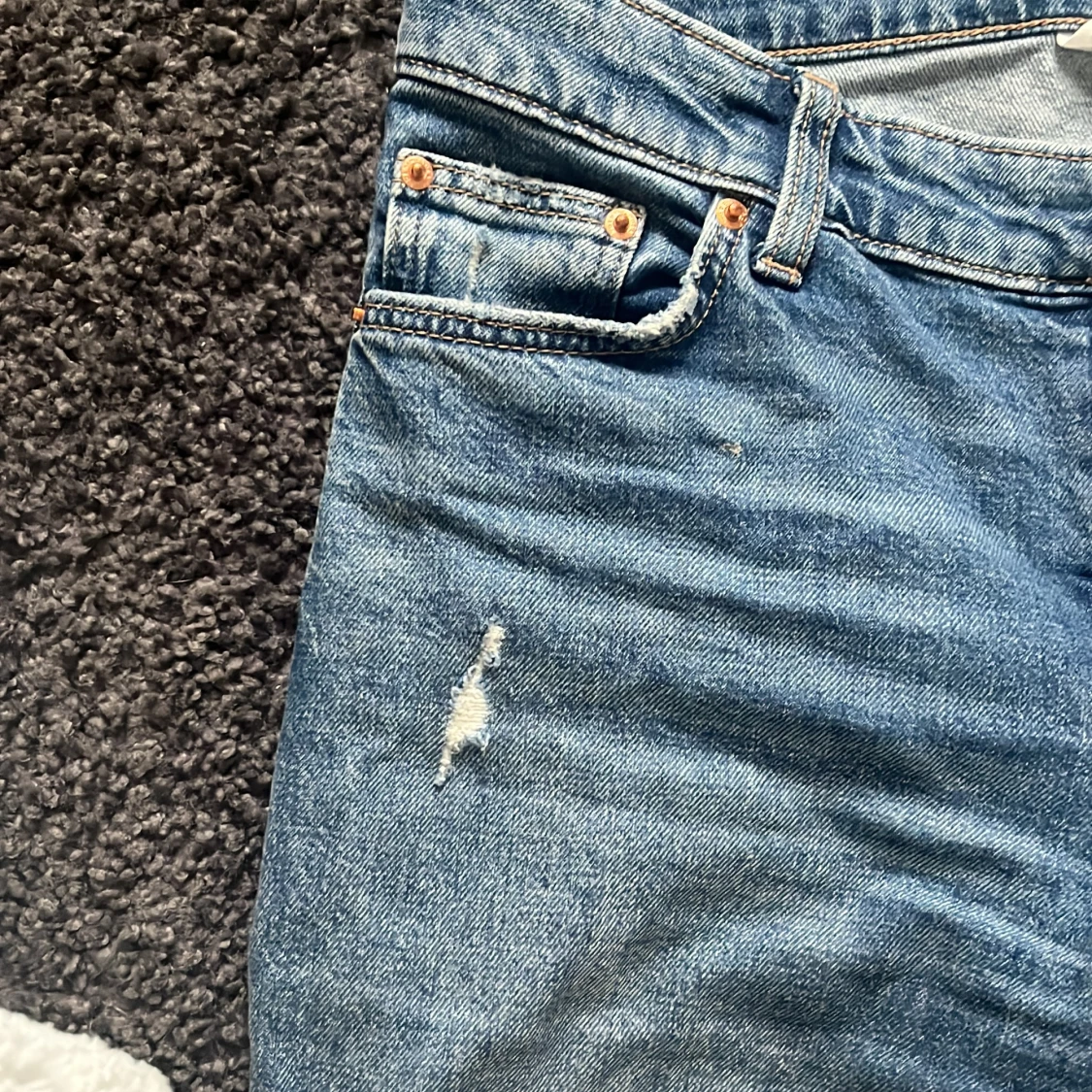 Blå raka jeans med slitningar - 3