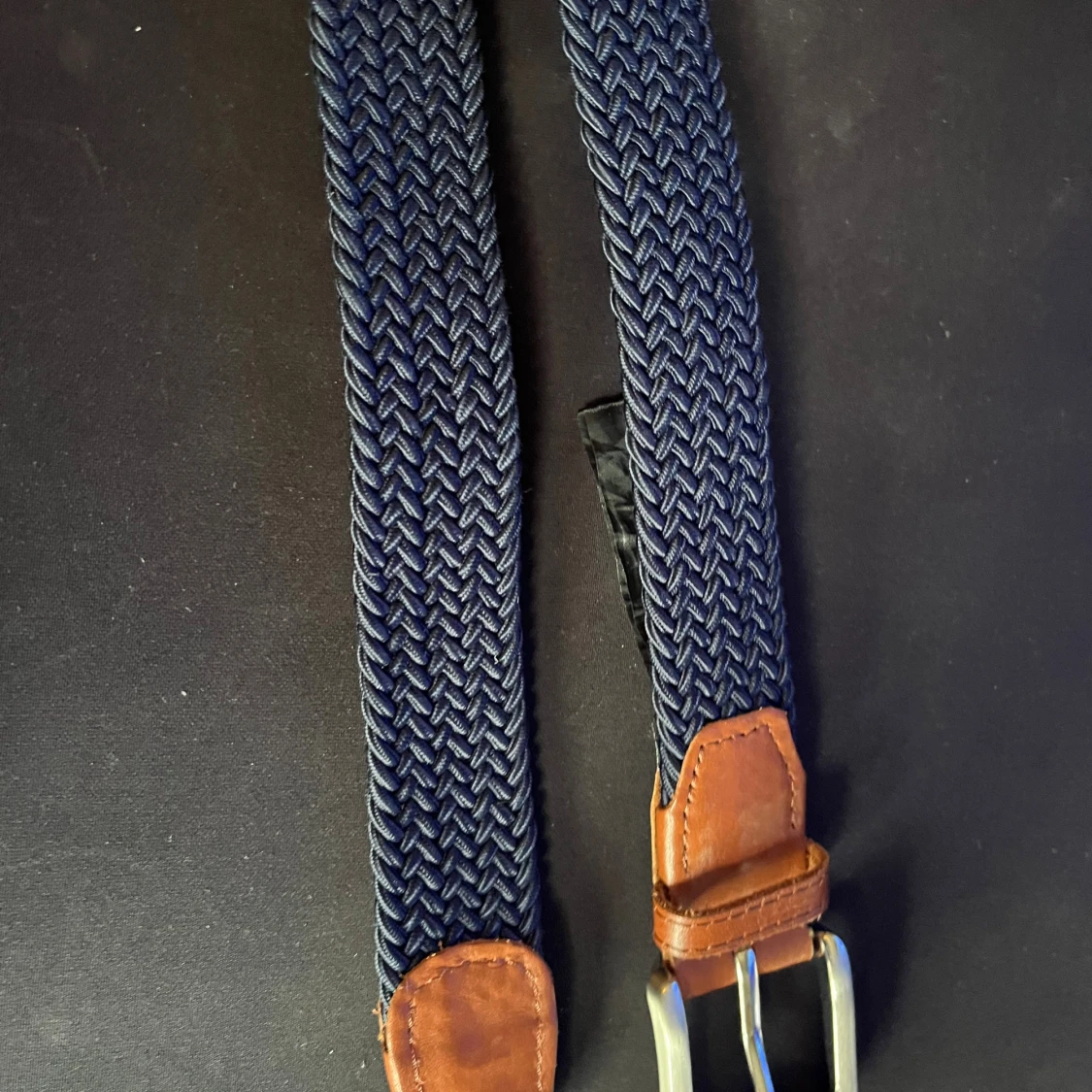 Mörkblå flätat bälte med skinn - 1