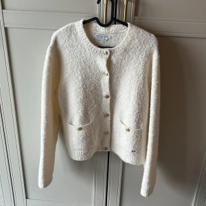 koftaed guldknappar - Vit kofta med guldiga knappar från Holly & Whyte / Lindex. Använd men som ny. 