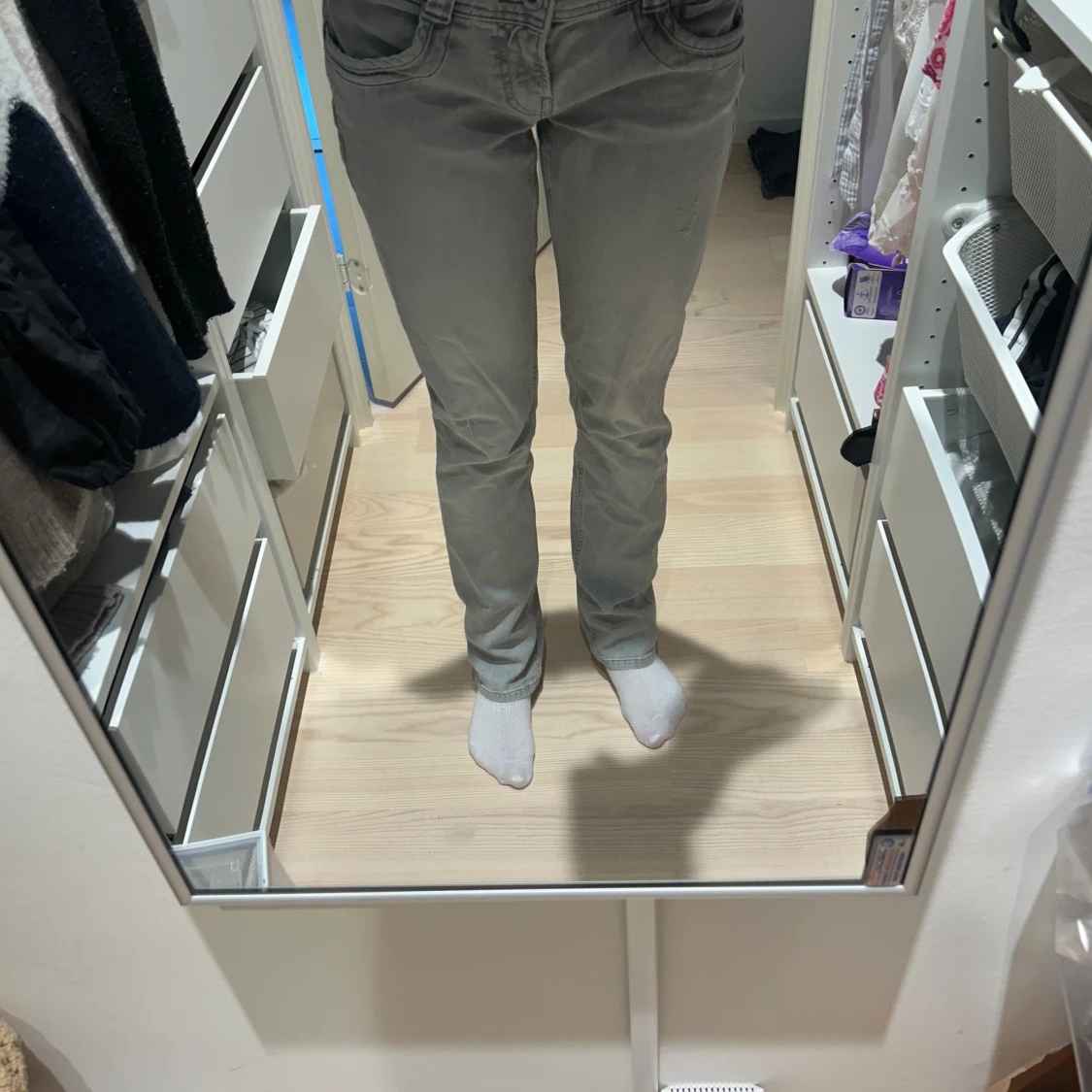 Grå raka jeans med fickdetaljer