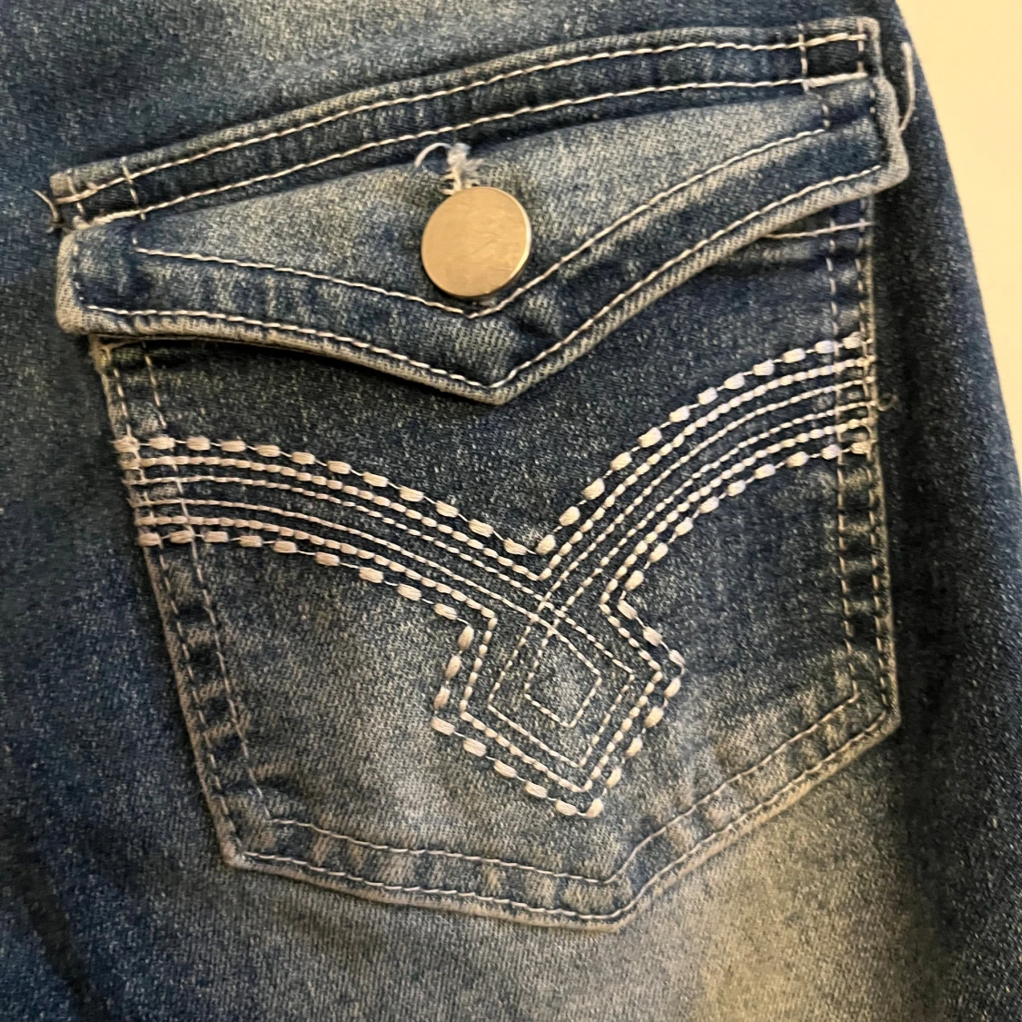 Blå bootcut jeans med broderade fickor - 3