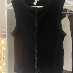 Svart ribbad linnetopp från Nelly - Säljer min svarta ribbade linnetopp från Nelly i storlek XS då den aldrig kommer till användning. Materialet är mjukt och stretchigt, inga defekter förekommer!💗 