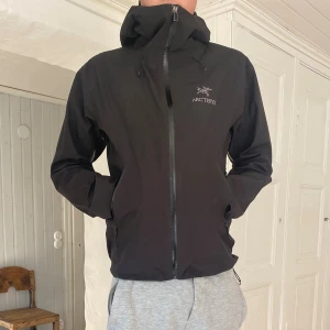 Arcteryx jacka  - Ljusgrå shorts i mjukt bomullsmaterial med elastisk midja och avslappnad passform. Perfekta för chill dagar eller träning. Klassisk design utan synliga loggor eller detaljer, med fickor på sidorna.