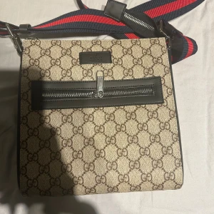 Märkesväska  - Snygg axelväska 