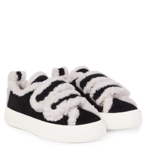 Svarta sneakers med fårullssnörning - Unika svarta sneakers med vit platt sula och stora, fluffiga snören i fårull. Skorna har en cool kontrast mellan svart mocka och vit ull, vilket ger en mysig och trendig vibe. Perfekta för dig som vill sticka ut med en riktigt cozy look. Köpte inte från Inuikkis egna ställe. Köpte för 2500 och är helt ny och oanvändbara.