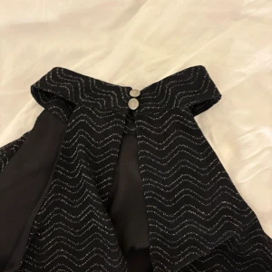 Glittrig topp - Glittrig och skön! Halterneck och dropwaist