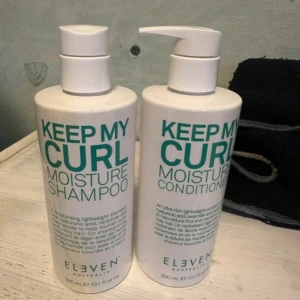 Keep My Curl Moisture duo Eleven - Fuktgivande schampo och balsam från Eleven Australia, Keep My Curl Moisture-serien. Perfekt för lockigt hår 300 ml vardera och praktisk pump helt oanvända.