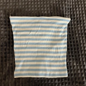 Tube top Vero Moda - En söt tube top ifrån Vero Moda med ljusblåa och vita ränder. Den har aldrig använts då den var en aning för liten för mig. Den är i storlek XS.🌸