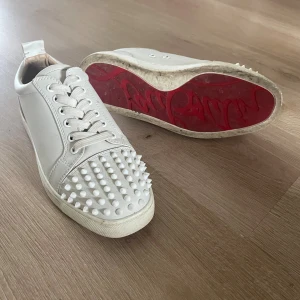Louboutin sneakers, vita - Bra skick, kan tvätta dem innan. 9/10 skick, dem är lite smutsiga varav darflr bara en 9. Priset är inte hugget i sten så kom med förslag och frågor!