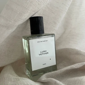 Zara Lush Vetiver EDP - En fräsch och energigivande doft som kombinerar citrusnoter av grapefrukt och citron med en träig vetiverbas. Förvarats mörkt och svalt. Säljes utan box. 