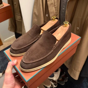 Loro Piana summer walks - Snygga SW från Loro Piana i brun mocka med rund tå och platt ljus sula. Skorna har stilren design utan snörning och är perfekta för dig som gillar klassisk och avslappnad stil. Insidan är mjuk och bekväm, och de passar lika bra till jeans som till chinos. Allt OG följer med box två dust bags