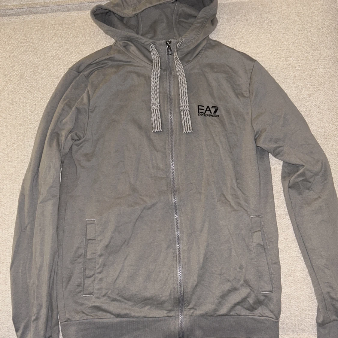 Grå hoodie från EA7 Emporio Armani