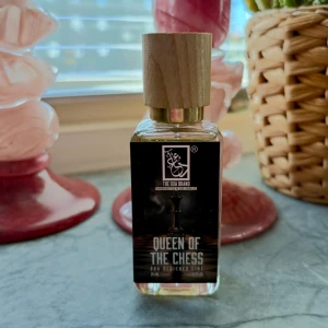 Queen of the Chess parfym - Queen of the Chess från The Dua Brand, 30 ml. Handgjord i Los Angeles. Perfekt för dig som vill sticka ut med en unik designerdoft i din samling. Endast testad 