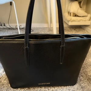 Svart handväska från Mario Valentino - Välanvänd men funkar super, det är ett stort fack och tre små inuti väskan