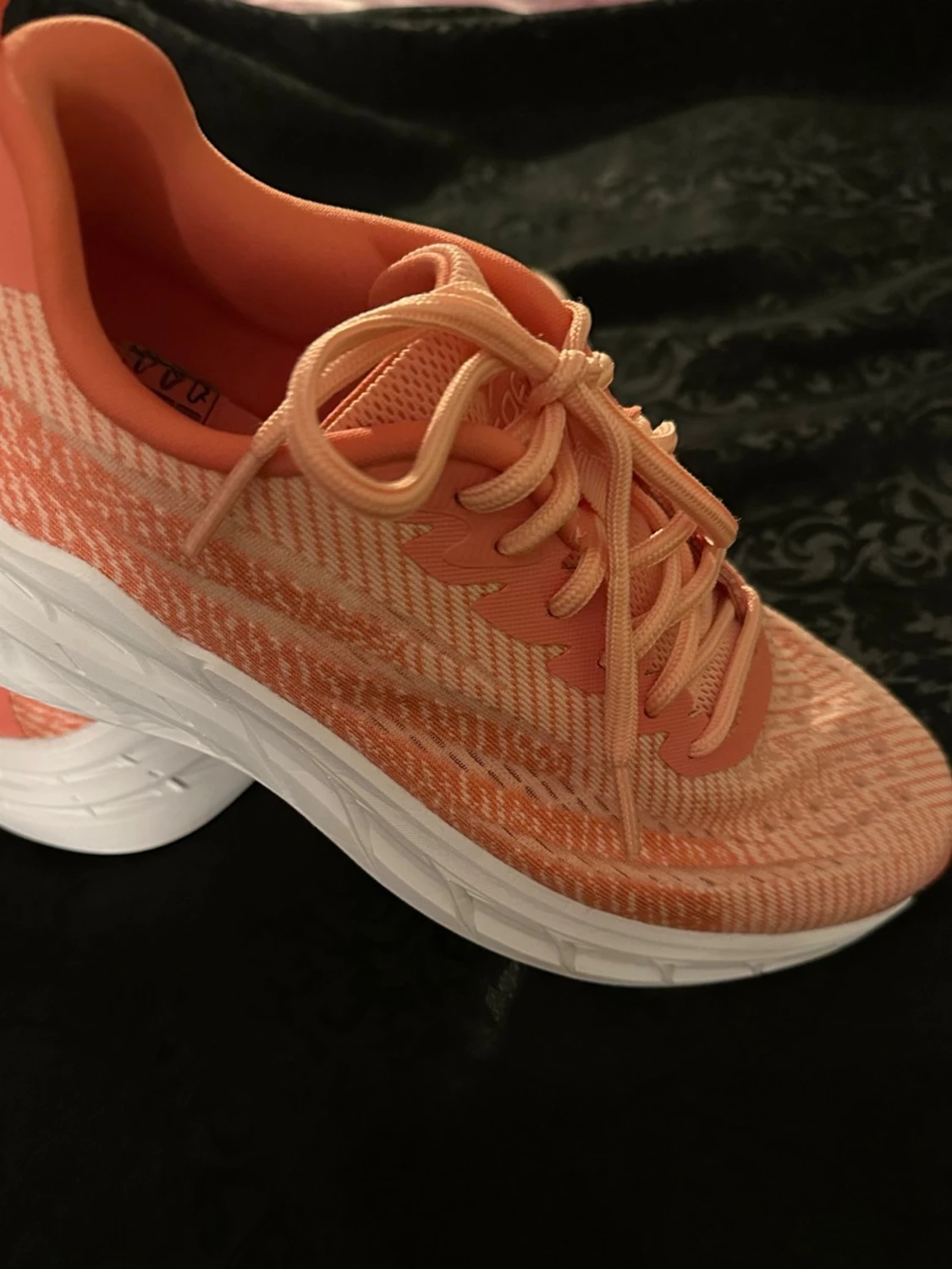 Korallfärgade sneakers med mönster sticker 39 - 2