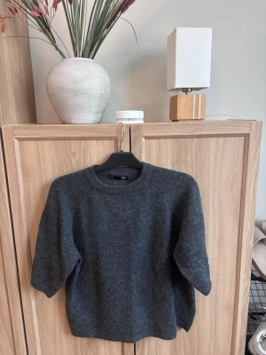 Kortärmad stickad tröja - Stickad tröja från lager 157 i storlek XS, lite oversized i storlek! Fint skick