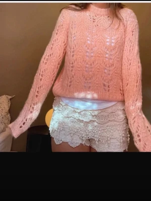 Coral stickad tröja - Superfin coral färgad stickad tröja. Super fin färg säljer då den inte kommer till användning💓💓💓💓