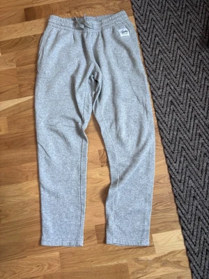 Grå mjukisbyxor - Snygga grå mjukisbyxor från Andy by Frank Dandy i storlek S. Bra skick
