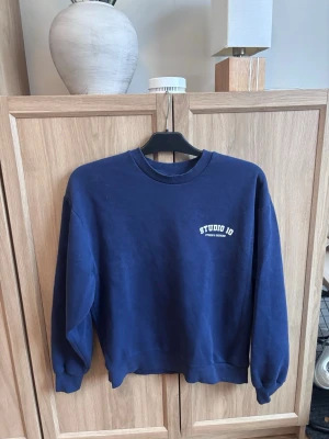 Marinblå sweatshirt  - Marinblå sweatshirt från Gina i storlek XS! Fint skick 💞